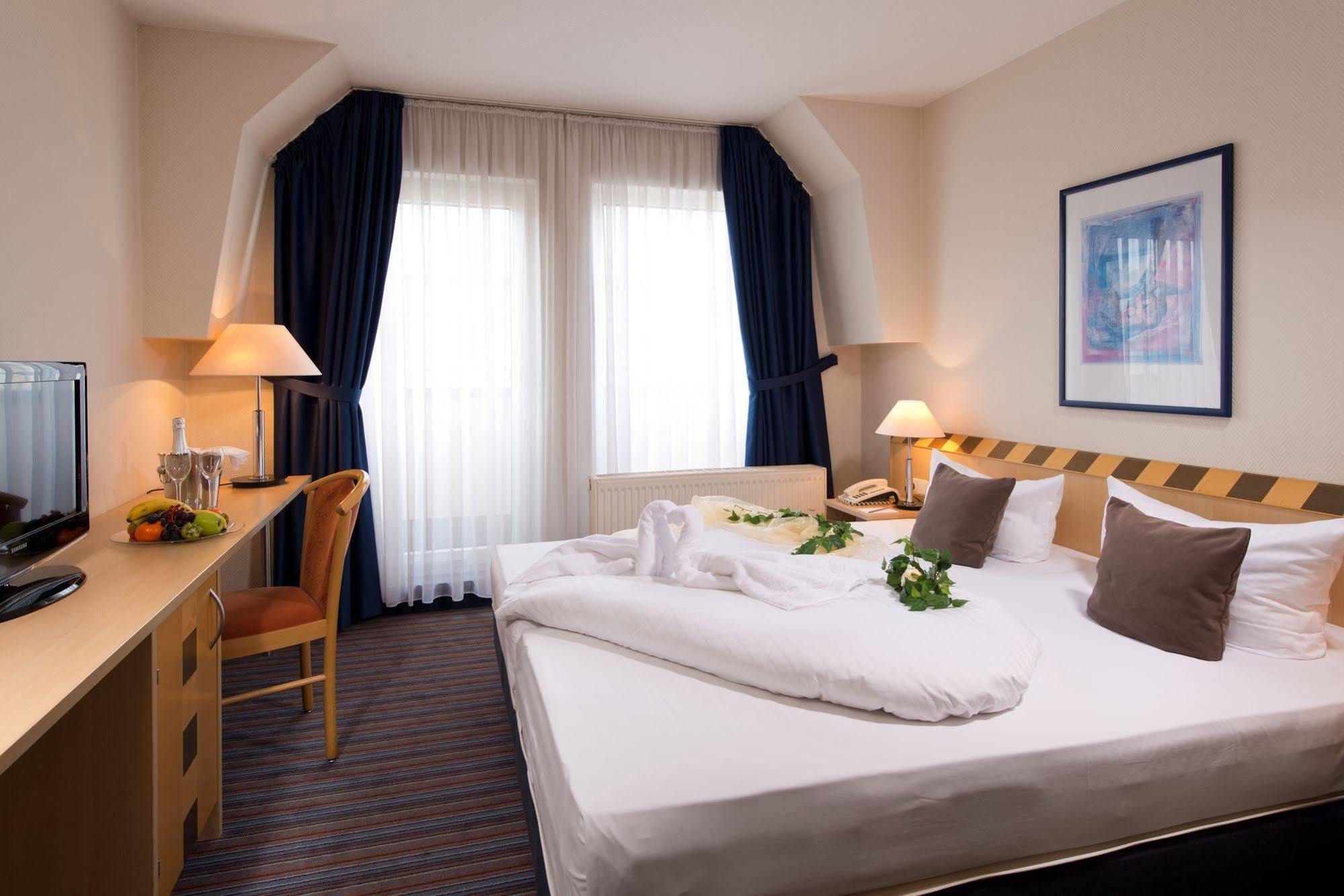 Achat Hotel Dresden Elbufer Exterior photo